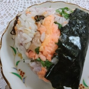 食欲でないときは～鮭＋塩昆布＋大葉＋胡麻のおむすび